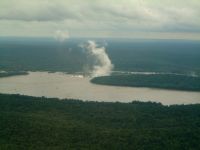 Die Flle von Iguacu aus der Luft mit hoch aufsteigender Gischt
